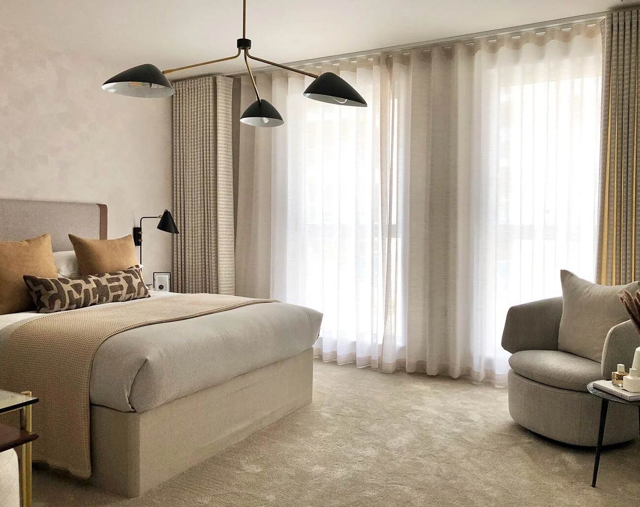 Valance curtains with a scalloped edge